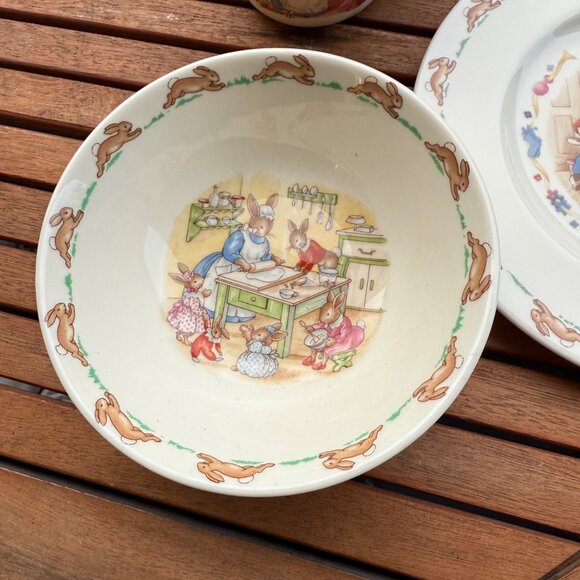 Royal Doulton Bunnykins Vintabe Baby Set - Plate Bowl & Mug - "New Arrival" Rabb - Picture 3 of 8
